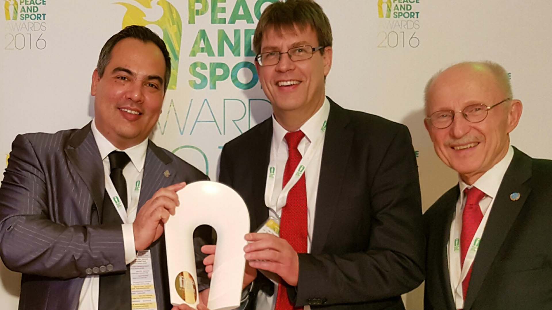 Thomas Weikert accepts Best Peace Project Award